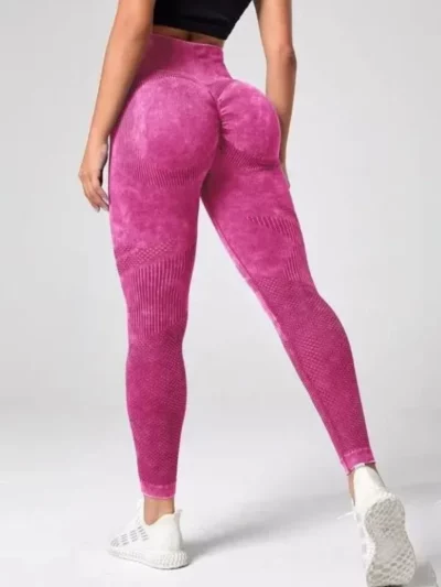 Marszczenie scrunch na pośladkach w sportowych leginsach push-up.