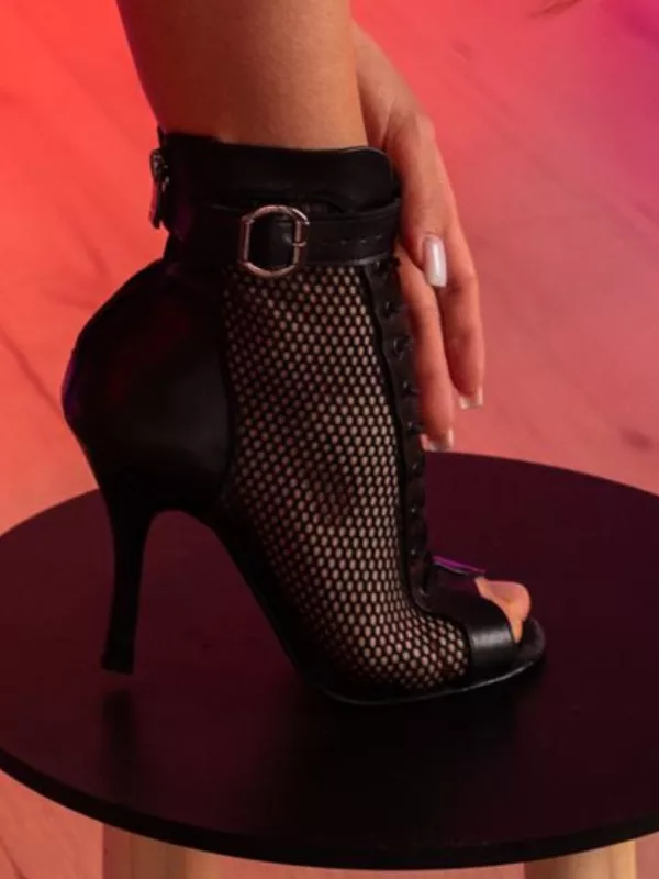 Tancerka sznurująca czarne profesjonalne buty estradowe z siateczką Akces Dance Liza na warsztatach tanecznych.