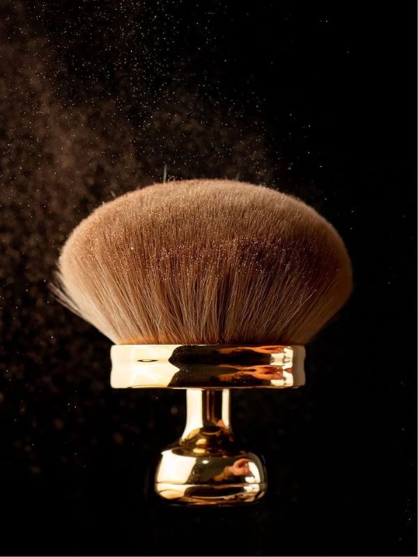 Elegancki pędzel do makijażu z puszystym włosiem Joss Cosmetics.