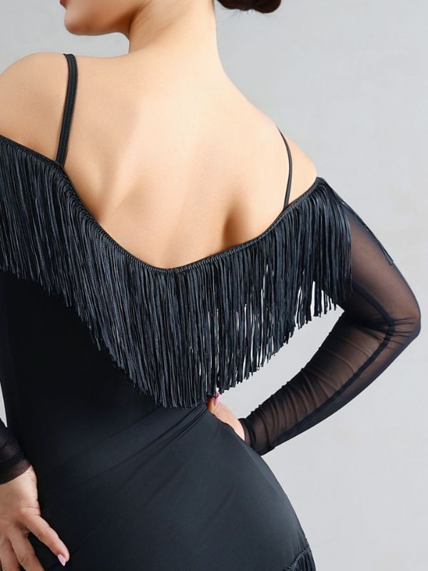 Pracujące frędzle w czarnym body off-shoulder Grand Prix Gracia podczas obrotu.